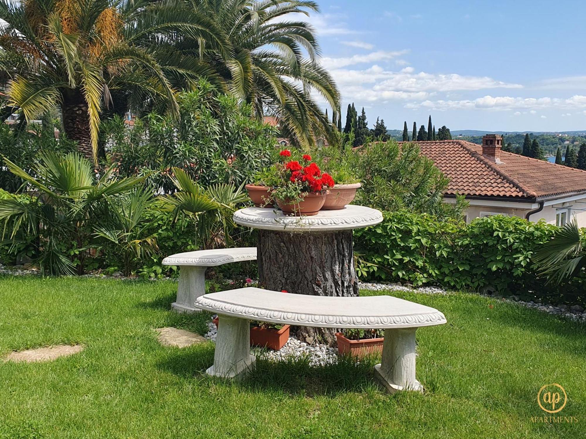 Apartment With Seaview And Garden For 6 Portorož Exteriér fotografie